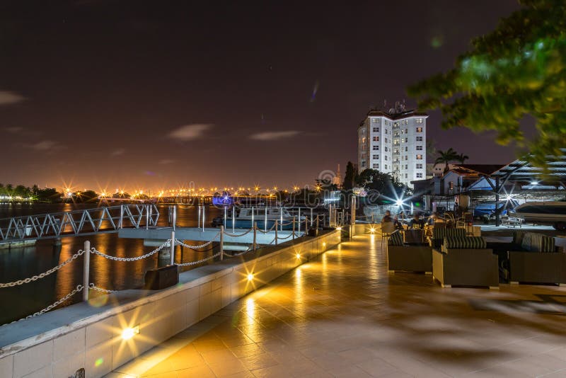 Lagos små viker på natten med den Victoria Island bron i avståndet royaltyfria foton Lagos små viker på natten med den Victoria Island bron i avståndet royaltyfria foton