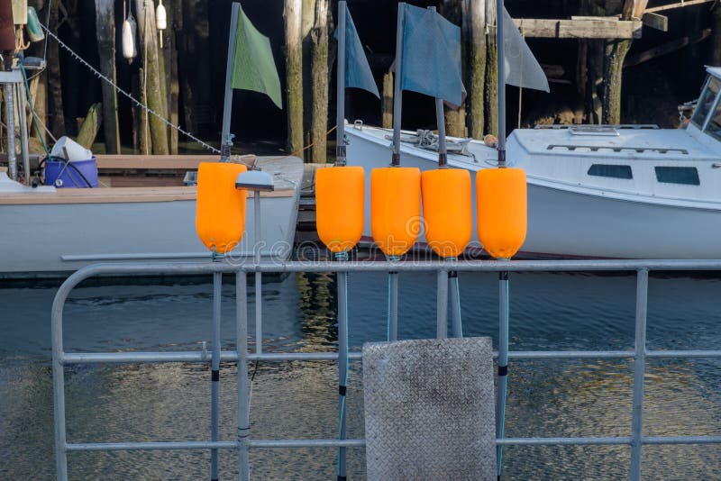 A lagosta flutua a suspensão nos trilhos de um barco de pesca da lagosta imagens de stock A lagosta flutua a suspensão nos trilhos de um barco de pesca da lagosta imagens de stock