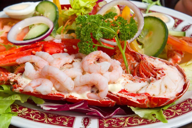 Lagosta grelhada e camarões frescos imagens de stock