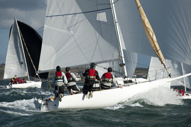 Lagskeppare på yachten på regatta arkivfoto Lagskeppare på yachten på regatta arkivfoto