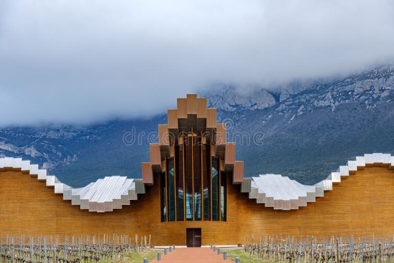 Laguardia, Alava, Espagne 30 mars 2018 : Le détail de l'entrée aux caves de la prime de Rioja a appelé Ysios, travail de la stati image stock Laguardia, Alava, Espagne 30 mars 2018 : Le détail de l'entrée aux caves de la prime de Rioja a appelé Ysios, travail de la stati image stock