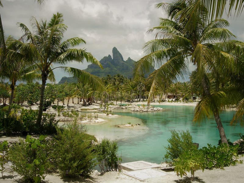 Laguna della località di soggiorno di Tahitian con il Mt Otemanu in bOra di Bora del fondo immagine stock libera da diritti Laguna della località di soggiorno di Tahitian con il Mt Otemanu in bOra di Bora del fondo immagine stock libera da diritti