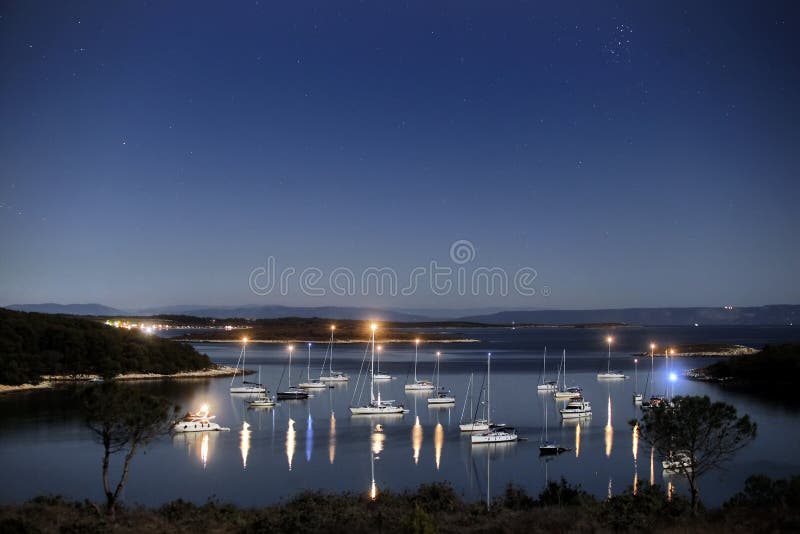 Laguna en la luz de la noche imagen de archivo Laguna en la luz de la noche imagen de archivo