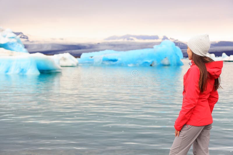 Laguna glaciale dell'Islanda - donna che esamina vista
