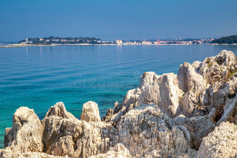 Laguna verde sul mare Adriatico nei pressi della città di Porec, Croazia immagini stock libere da diritti Laguna verde sul mare Adriatico nei pressi della città di Porec, Croazia immagini stock libere da diritti