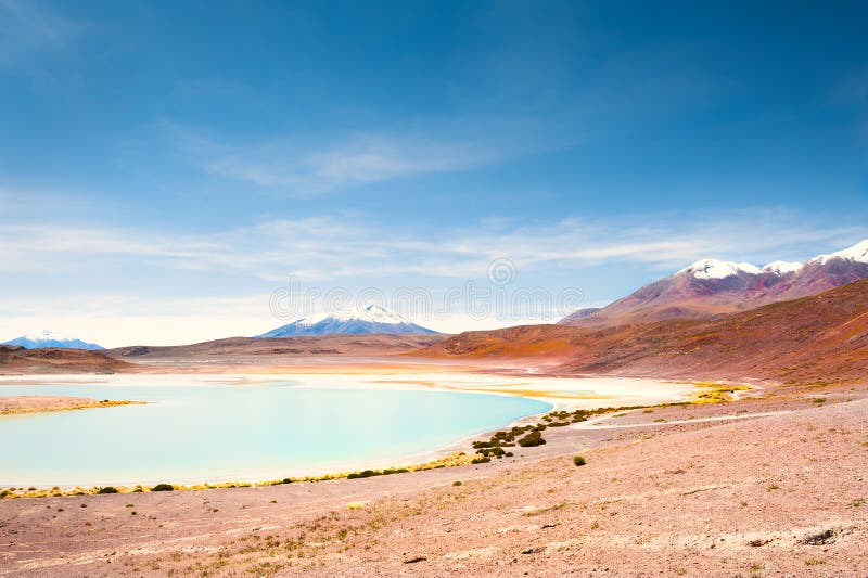 Laguna y volcanes a gran altitud en la meseta de Altiplano, Bolivia fotos de archivo libres de regalías Laguna y volcanes a gran altitud en la meseta de Altiplano, Bolivia fotos de archivo libres de regalías