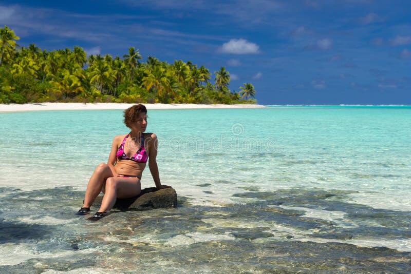 Lagune de observation de turquoise de femme photographie stock Lagune de observation de turquoise de femme photographie stock