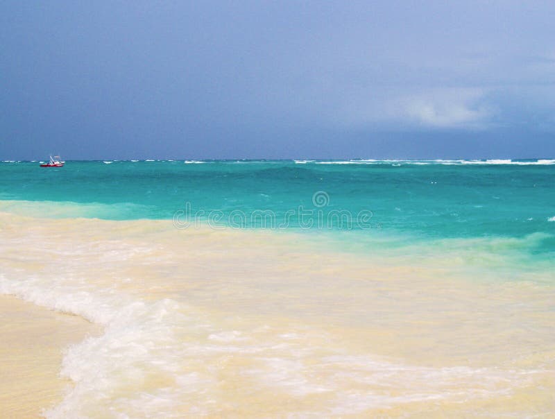 Lagune de turquoise de turquoise d'une île tropicale Endroit des Caraïbes et bel pour la récupération, relaxation, sports aquatiq photo stock Lagune de turquoise de turquoise d'une île tropicale Endroit des Caraïbes et bel pour la récupération, relaxation, sports aquatiq photo stock