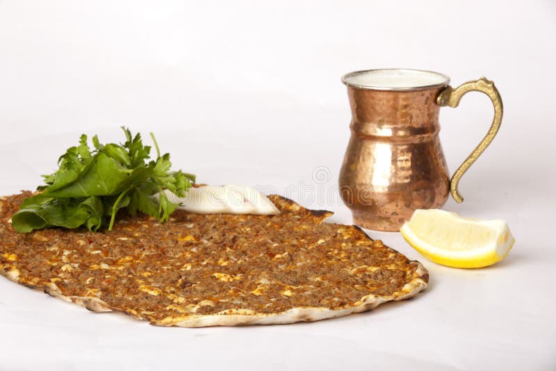 Lahmacun turco delicioso de la pizza foto de archivo Lahmacun turco delicioso de la pizza foto de archivo