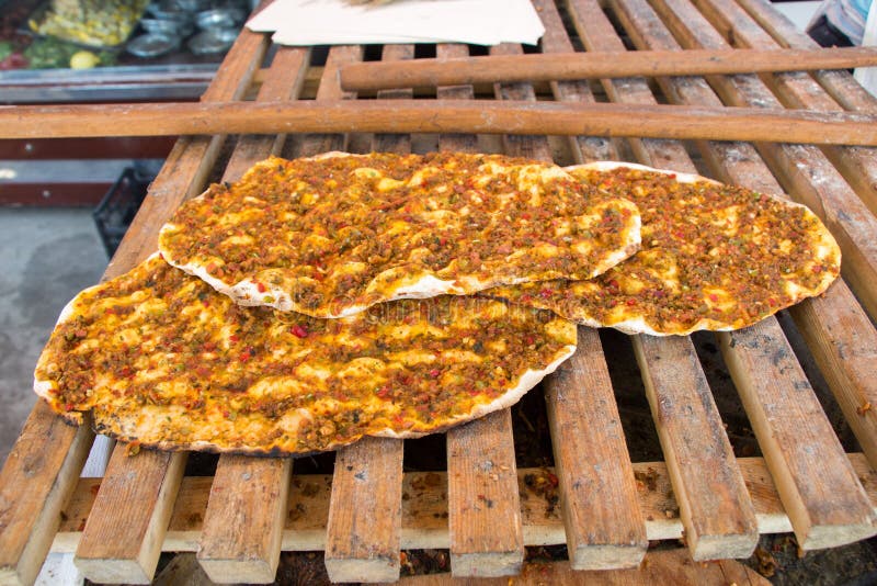Lahmacun, Turecki pizza blin z mięsnym plombowaniem fotografia royalty free Lahmacun, Turecki pizza blin z mięsnym plombowaniem fotografia royalty free