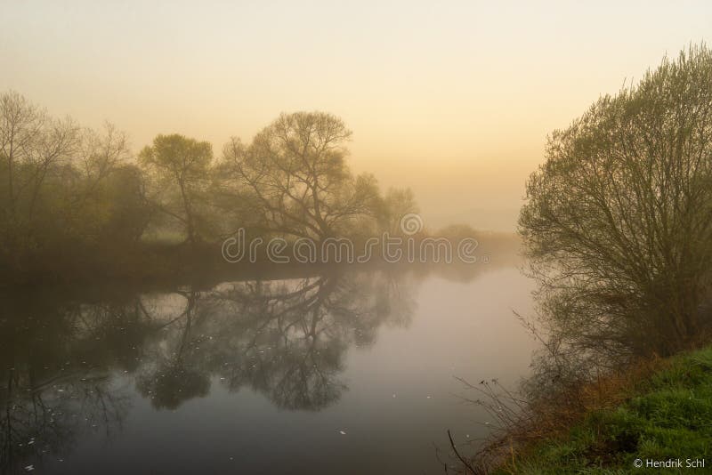 Lahnrivier in de ochtend met mist stock fotografie Lahnrivier in de ochtend met mist stock fotografie