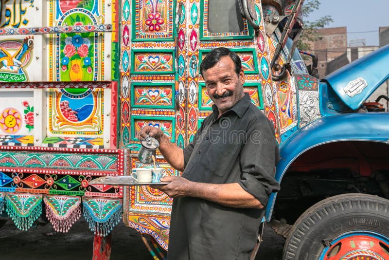 Lahore Pakistan im Oktober 2019 : trinkender Tee des Mannes in der Nähe von pakistanischem buntem LKW