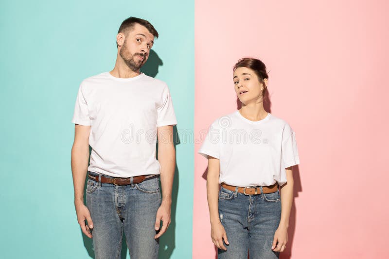 Laissez-moi penser Ajouter songeurs douteux à l'expression réfléchie faisant le choix sur le fond rose image stock Laissez-moi penser Ajouter songeurs douteux à l'expression réfléchie faisant le choix sur le fond rose image stock