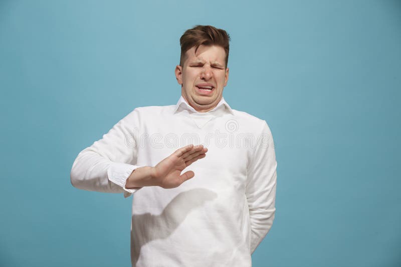 Laissez-moi penser Homme songeur douteux avec l'expression réfléchie faisant le choix sur le fond de studio image stock Laissez-moi penser Homme songeur douteux avec l'expression réfléchie faisant le choix sur le fond de studio image stock
