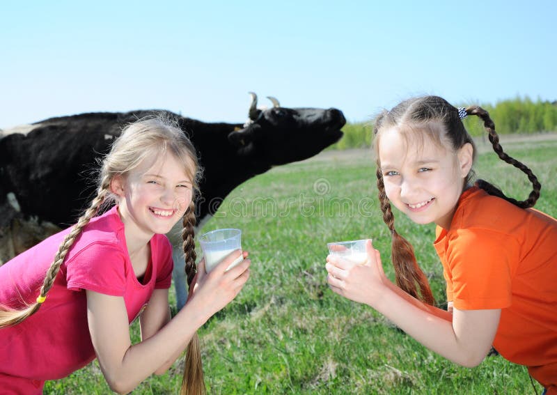 Lait de consommation de filles image libre de droits Lait de consommation de filles image libre de droits