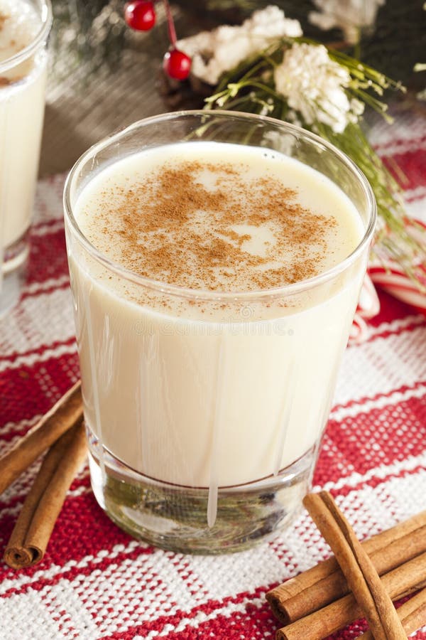Lait de poule blanc de fête image libre de droits Lait de poule blanc de fête image libre de droits