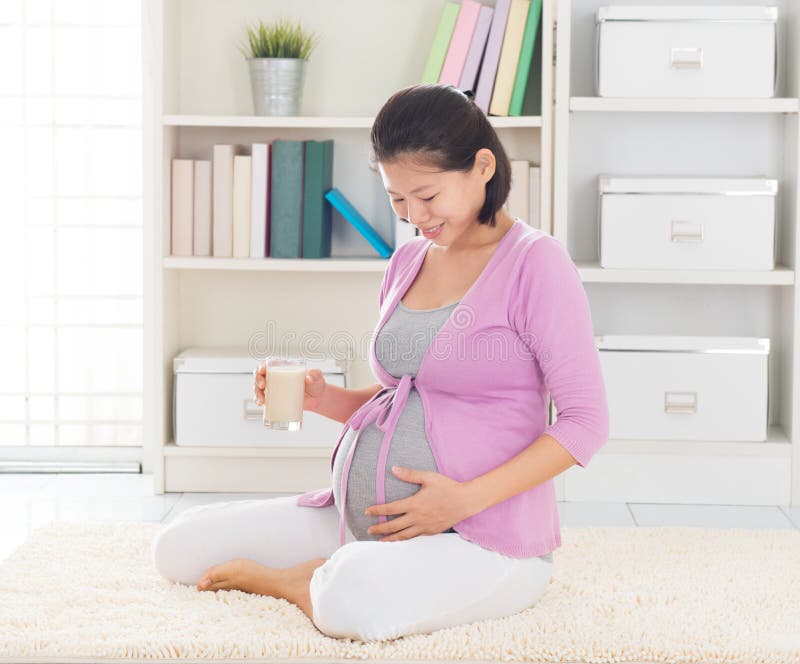 Lait de soja potable de femme enceinte image stock Lait de soja potable de femme enceinte image stock