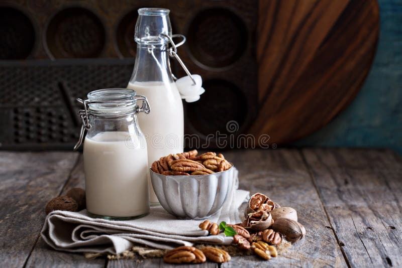 Lait de vegan de noix de pécan photographie stock libre de droits Lait de vegan de noix de pécan photographie stock libre de droits