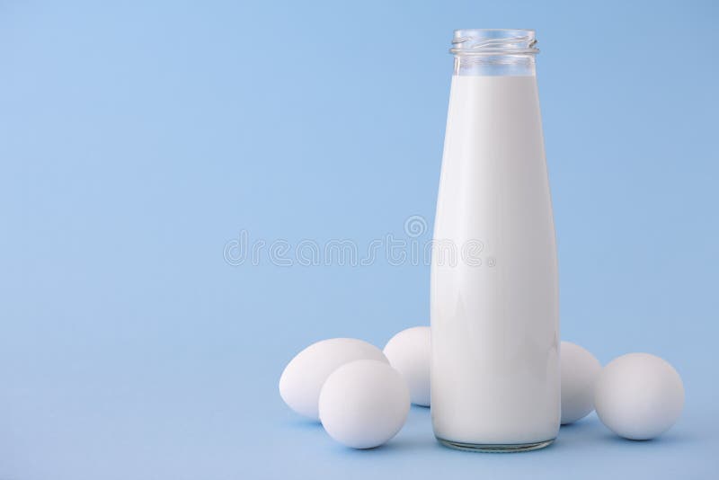 Lait et oeufs sur le fond bleu photographie stock libre de droits Lait et oeufs sur le fond bleu photographie stock libre de droits