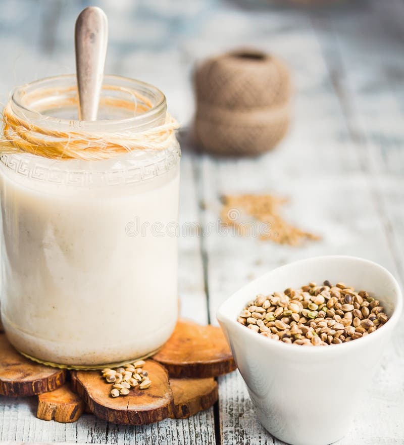 Lait fait maison de vegan des graines de chanvre dans un pot en verre photographie stock Lait fait maison de vegan des graines de chanvre dans un pot en verre photographie stock