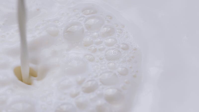 Lait frais se renversant de crème de lait éclaboussant le tir macro. Macro de gros plan. clips vidéos