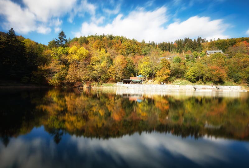 Jezero s podzimním lesním odrazem ve vodě, Slovensko - Tajch Klinger