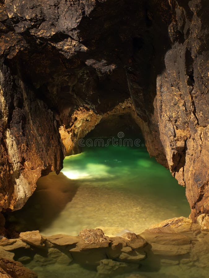 Metropolitana lago verde nel comune di cave.