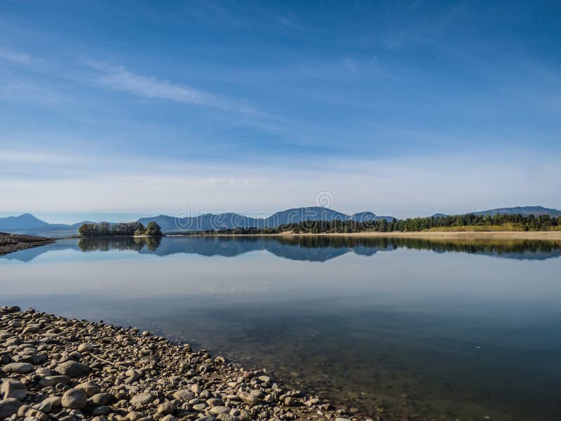 Jezero s průzračnou tyrkysovou vodou je obklopeno horami. Liptovská Mara Slovensko. Koncept ekologické a aktivní túry