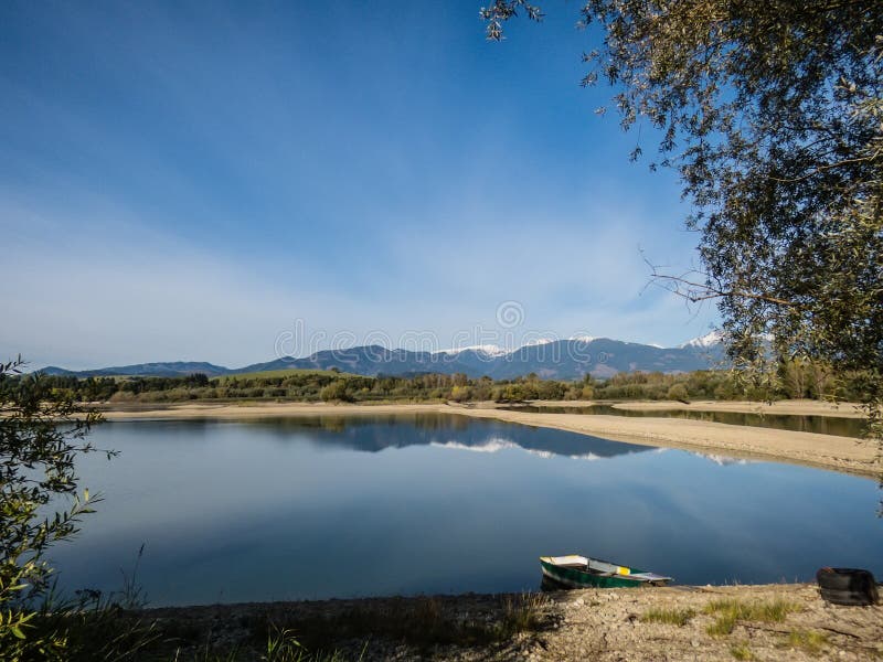 Jezero s průzračnou tyrkysovou vodou je obklopeno horami. Liptovská Mara Slovensko. Koncept ekologické a aktivní túry