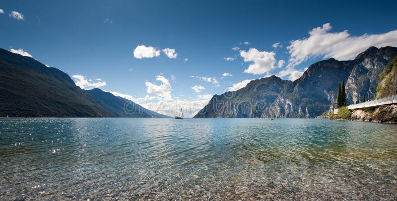 Slnečný deň na jazere lago di Garda v Taliansku.