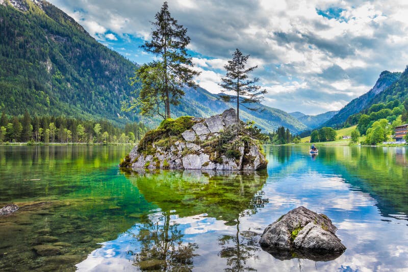 Hermoso escena de árboles sobre el la roca isla en idílico escenario sobre el encantador, países, superior Baviera, alemania.