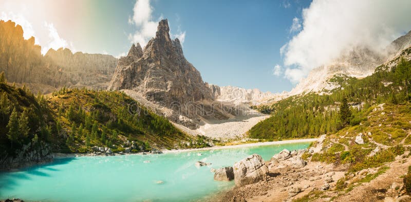 Lake Lago Di Sorapis, Dolomiet, Itali? met blauwe hemel, azuurblauw water en hooggebergte stock afbeelding Lake Lago Di Sorapis, Dolomiet, Itali? met blauwe hemel, azuurblauw water en hooggebergte stock afbeelding