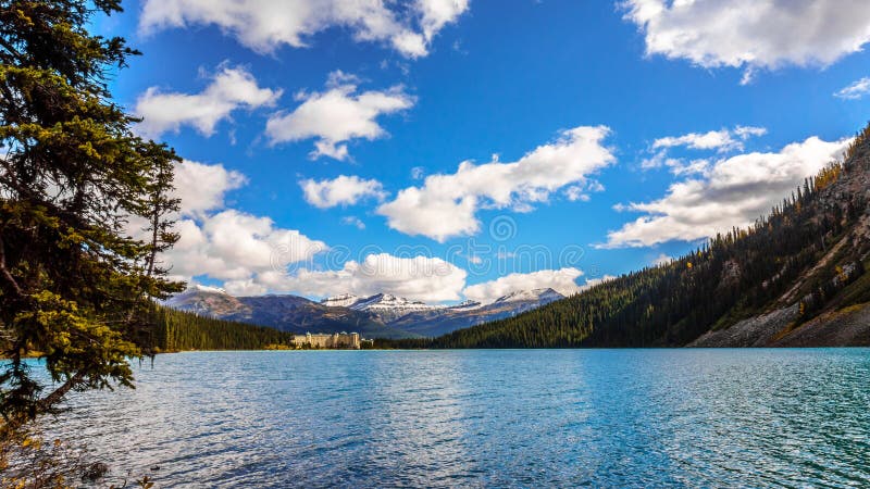 Lake Louise com pico da unidade e montanha de Whitehorn no fundo fotos de stock royalty free Lake Louise com pico da unidade e montanha de Whitehorn no fundo fotos de stock royalty free
