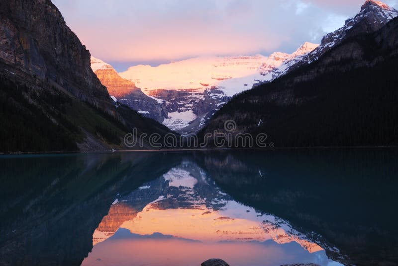 Un rosa la neve montagne sul alba,,,.