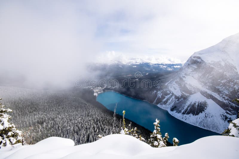 Lake Louise από το πεζοπορώ κυψελών το χειμώνα στοκ φωτογραφίες Lake Louise από το πεζοπορώ κυψελών το χειμώνα στοκ φωτογραφίες