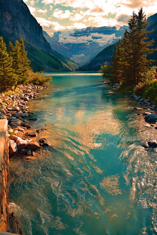 Lake Louise στο εθνικό πάρκο Banff Αλμπέρτα Καναδάς στοκ εικόνα με δικαίωμα ελεύθερης χρήσης Lake Louise στο εθνικό πάρκο Banff Αλμπέρτα Καναδάς στοκ εικόνα με δικαίωμα ελεύθερης χρήσης