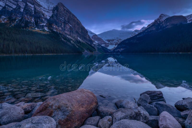 Lake Louise с отражением воды во время времени сумрака Канада стоковое изображение rf Lake Louise с отражением воды во время времени сумрака Канада стоковое изображение rf