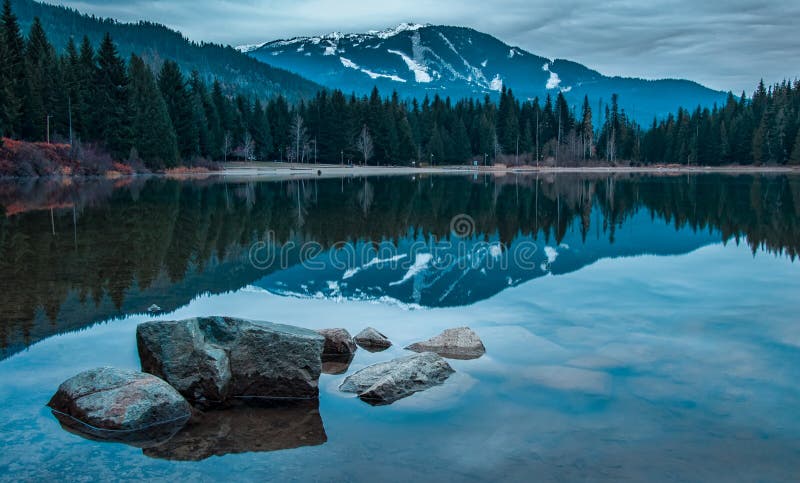 Lake med blå reflexion av Whistlerberg