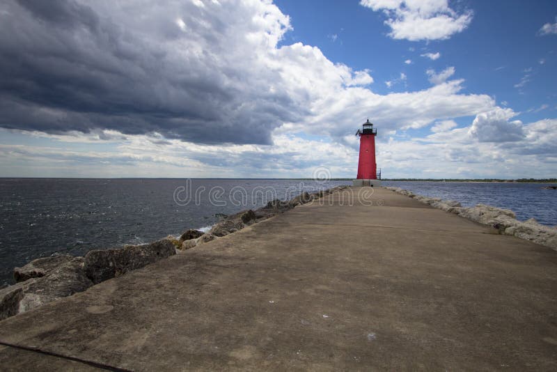 Lake Michigan fyr under Sunnny blå himmel arkivbilder