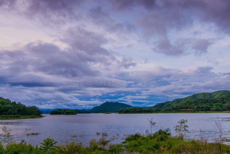 Lake in the mountains On a cloudy day, the rain is coming.