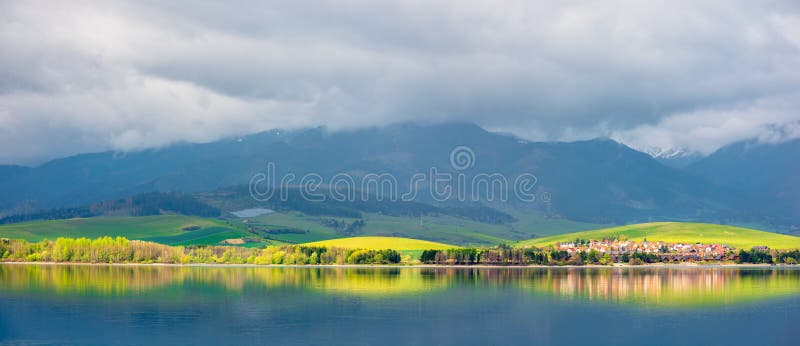 Jezero v horách. zamračený den na jaře.