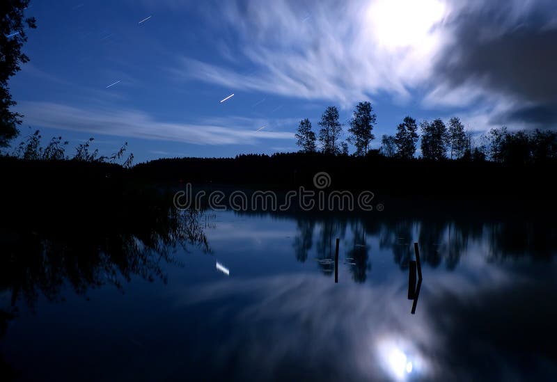 Krajina (noc-scape) na Seliger Jezero (Rusko) za letní noci.