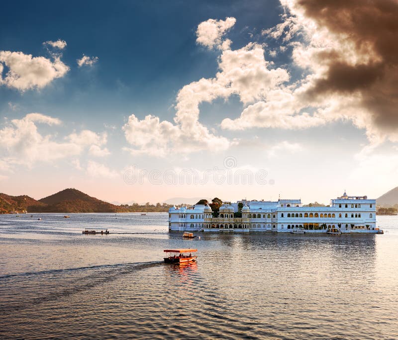 Lake Pichola and Taj Lake Palace in Udaipur. India. stock photography Lake Pichola and Taj Lake Palace in Udaipur. India. stock photography