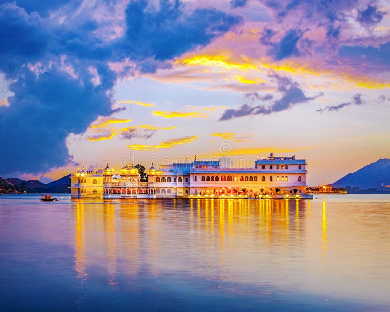 Lake Pichola and Taj Lake Palace , Udaipur, Rajasthan, India