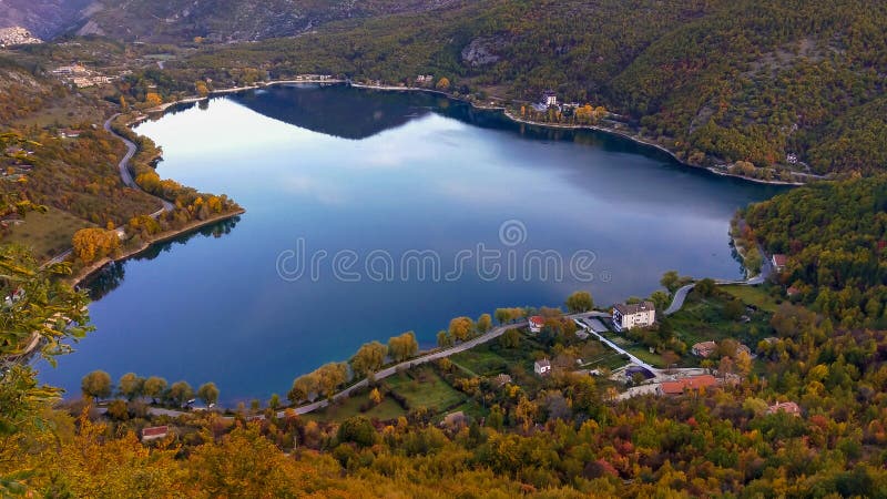 Lake of Scanno in autumn: a path suitable for everyone to see the famous `heart shape` in Abruzzo