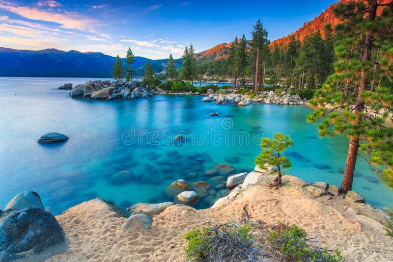 Piesok Prístav pláži pri západe slnka, Lake Tahoe.