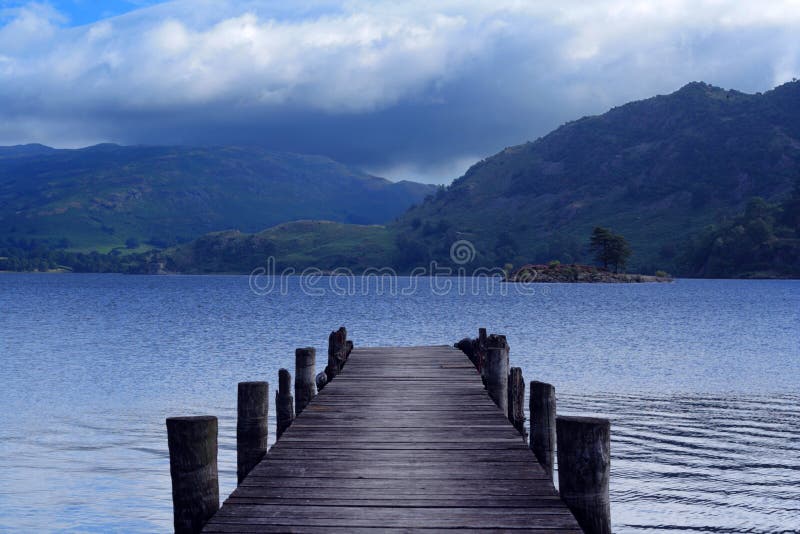 Výhled z dřevěné molo na Jezero Ullswater, Cumbria, Anglie.