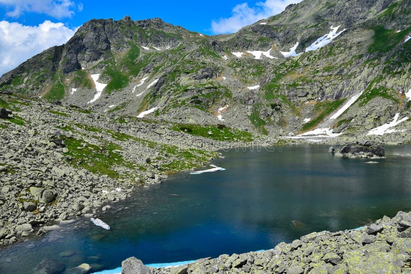 Jazero Veľké Zábie pleso s horami v pozadí. Vysoké Tatry, Slovensko