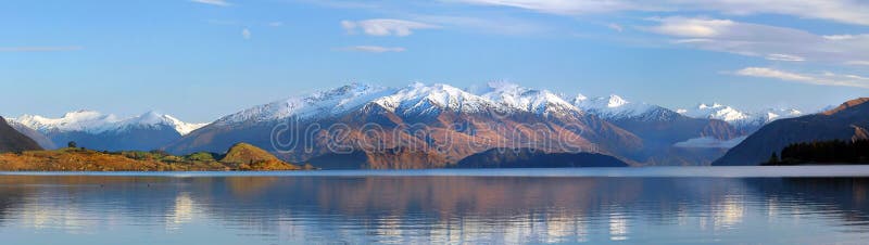Di mattina presto, vista panoramica neozelandese più belle del Lago Wanaka.