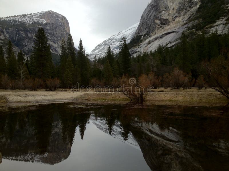 lakespegel yosemite arkivfoto lakespegel yosemite arkivfoto